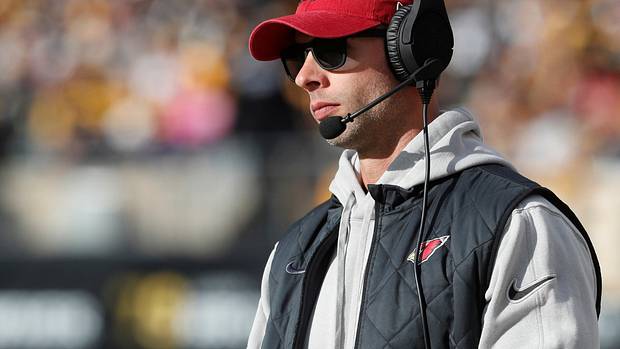 Arizona Cardinals head coach Jonathan Gannon looks on from the sidelines against the Pittsburgh Steelers during the first quarter at Acrisure Stadium.