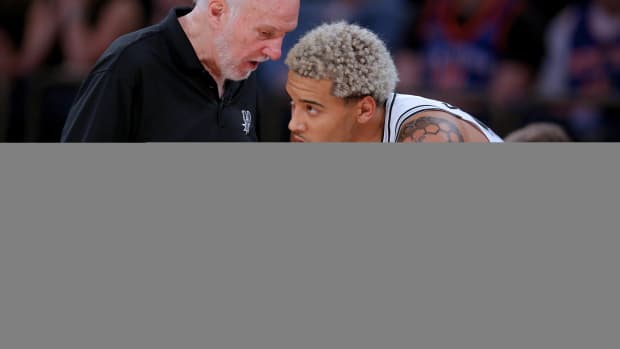 San Antonio Spurs coach Gregg Popovich talks to Jeremy Sochan during the third quarter against the New York Knicks at Madison Square Garden.