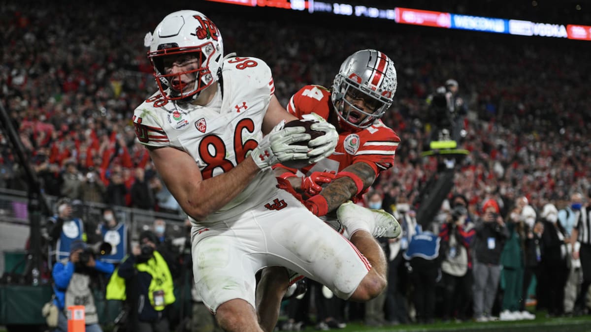 Jan 1, 2022; Pasadena, CA, USA; Utah Utes tight end Dalton Kincaid (86) makes a catch for a touchdown against Ohio State Buckeyes safety Ronnie Hickman (14) in the fourth quarter during the 2022 Rose Bowl college football game at the Rose Bowl. Mandatory Credit: Orlando Ramirez-USA TODAY Sports - Green Bay Packers