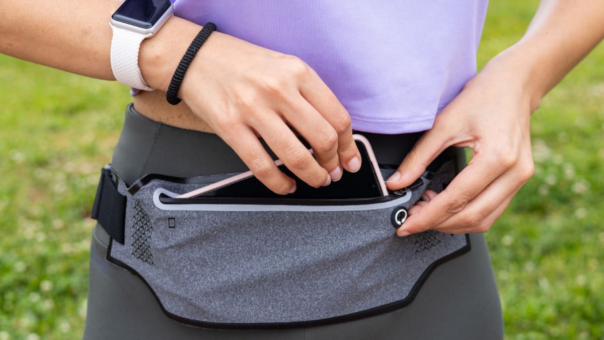 Best running belts 2021 for carrying phones, bottles, and keys