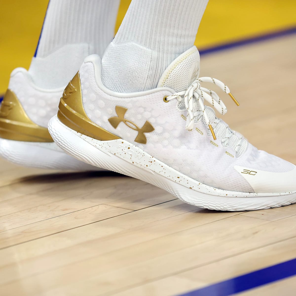 Stephen Curry's New Flow Shoe! Under Armour Curry 1 Low FLOTRO