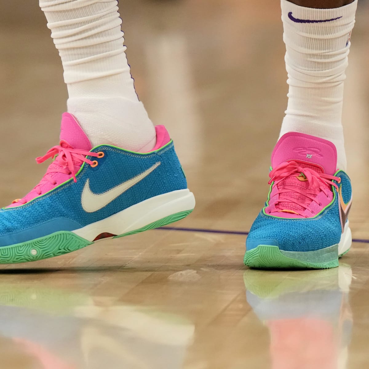 Sudán Para buscar refugio Integrar LeBron James Debuts Nike LeBron 20 "Fruity Pebbles" - Sports Illustrated  FanNation Kicks News, Analysis and More