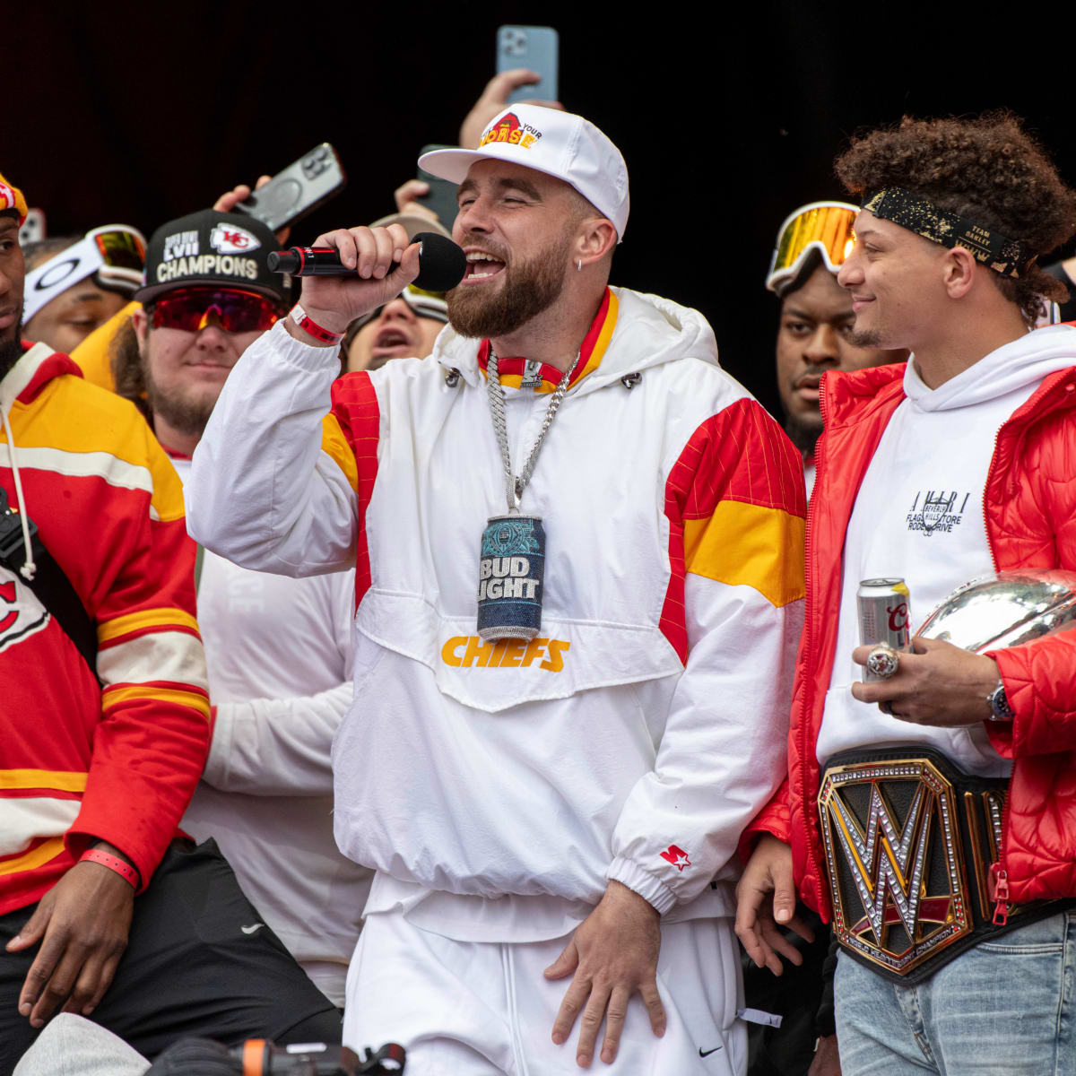 travis kelce superbowl outfit