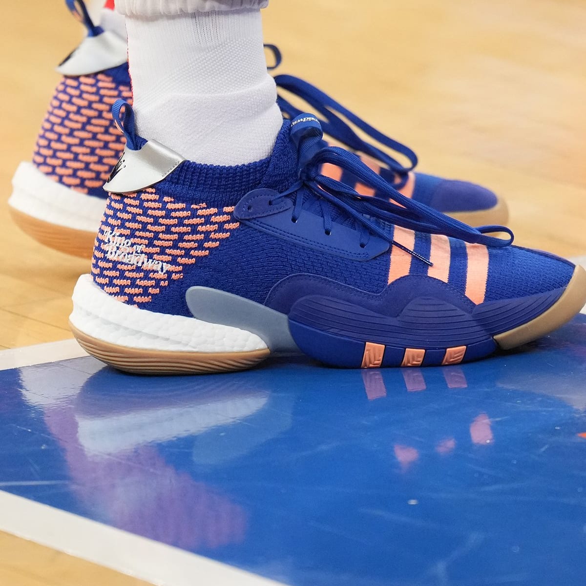 pelota A merced de Boda New York Knicks Clap Back at Trae Young's Shoes - Sports Illustrated  FanNation Kicks News, Analysis and More