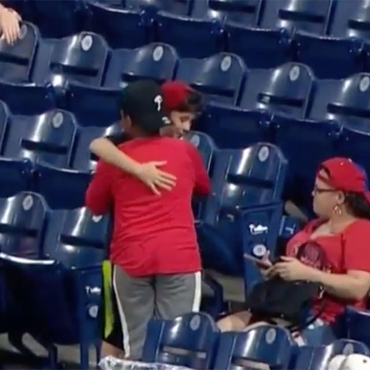 Young Phillies fan goes viral for taunting Astros fan
