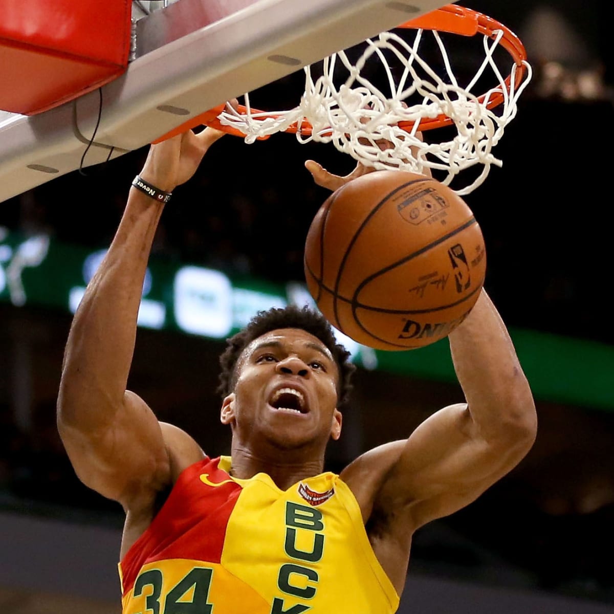 Video: Giannis Antetokounmpo holds Lakers jersey with his last name -  Silver Screen and Roll