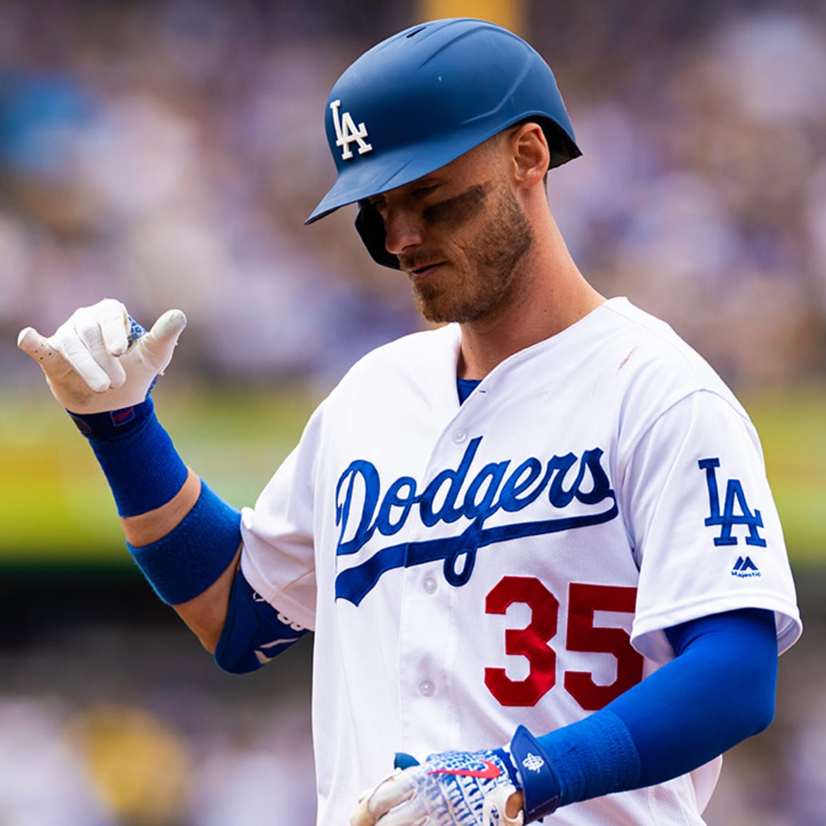 Los Angeles Dodgers outfielder Cody Bellinger (35) jogs off the