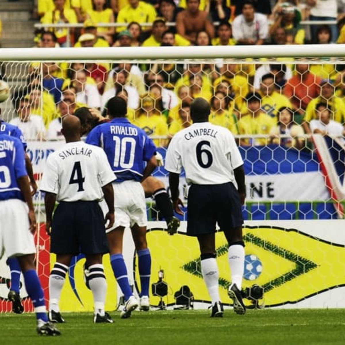 Бразилия англия футбол матч. Роналдиньо ЧМ 2002. Роналдиньо (Бразилия – Англия 2002. Бразилия Англия 2002. Бразилия ЧМ 2002.