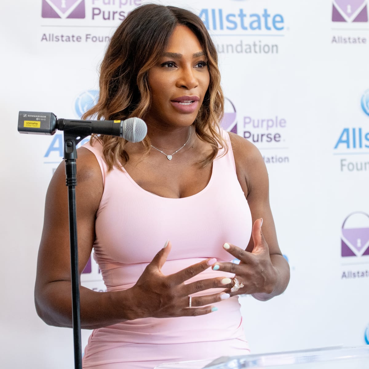 top" width="550" alt="Serena Williams Shows Her Boobs&q...