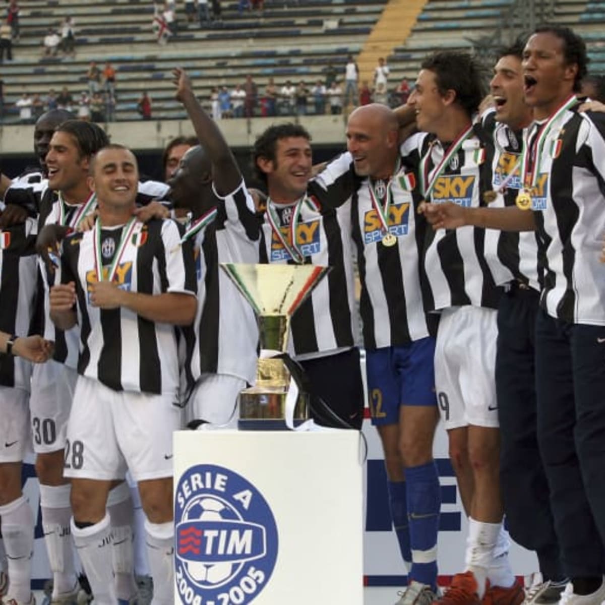 Fifa 2005 xbox. 17 июня 2005. Календарь 2005. Ювентус скудетто 1997-1998. Фк барселона 2005.