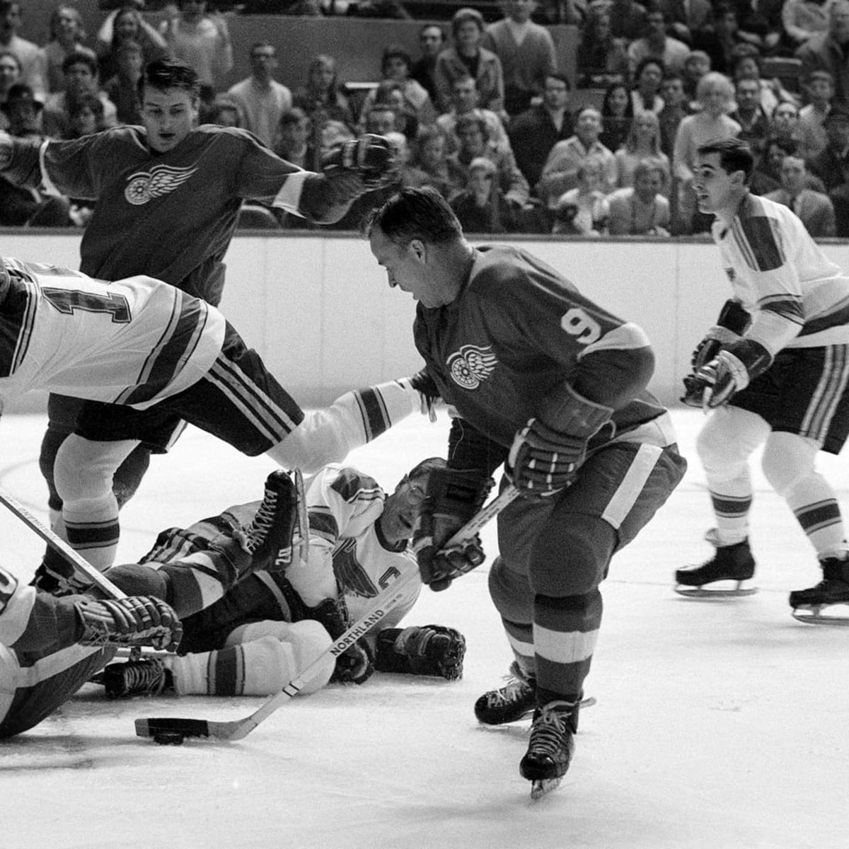 Rare SI Photos of the late Gordie Howe  Hockey fights, Sports illustrated,  Nhl players