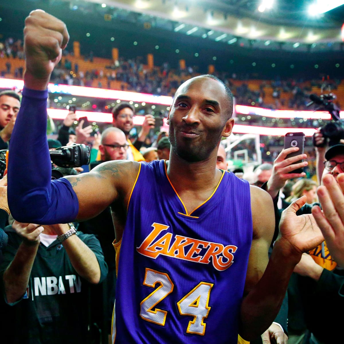 Los Angeles Lakers star Kobe Bryant leads NBA All-Star voting by a wide  margin - ESPN