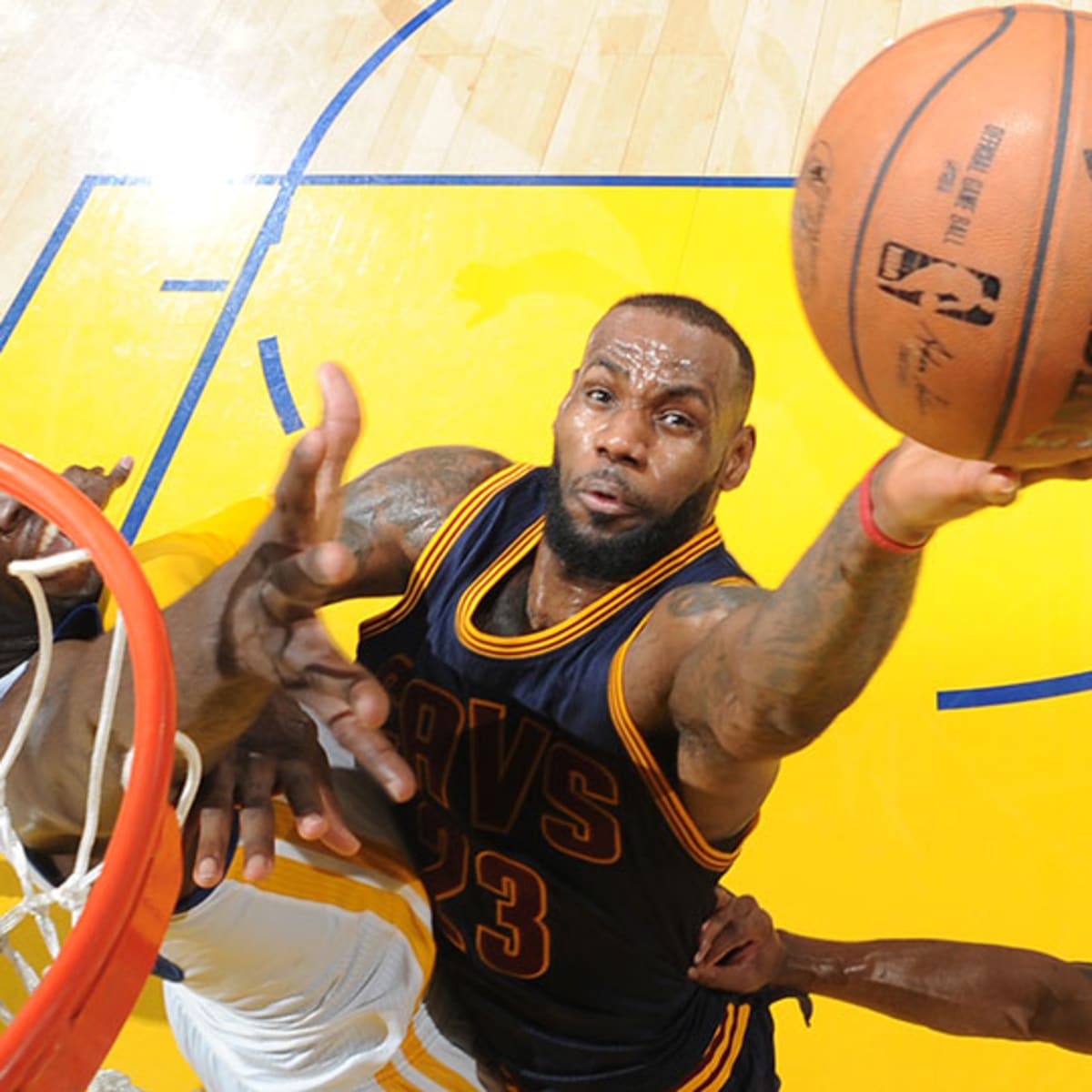 Lakers' LeBron James injures right foot, guts it out against Mavericks –  Orange County Register