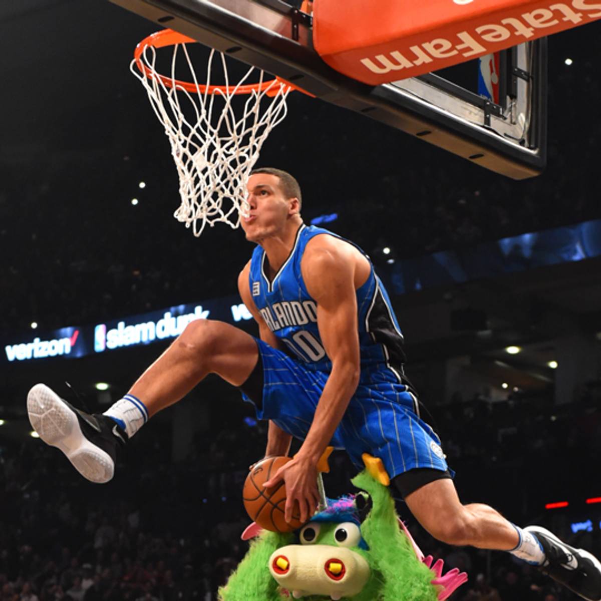 https://www.si.com/.image/ar_1:1%2Cc_fill%2Ccs_srgb%2Cfl_progressive%2Cq_auto:good%2Cw_1200/MTY4MTI3ODkyNTQ3NzczNzEz/aaron-gordon-dunk-contest-videojpg.jpg