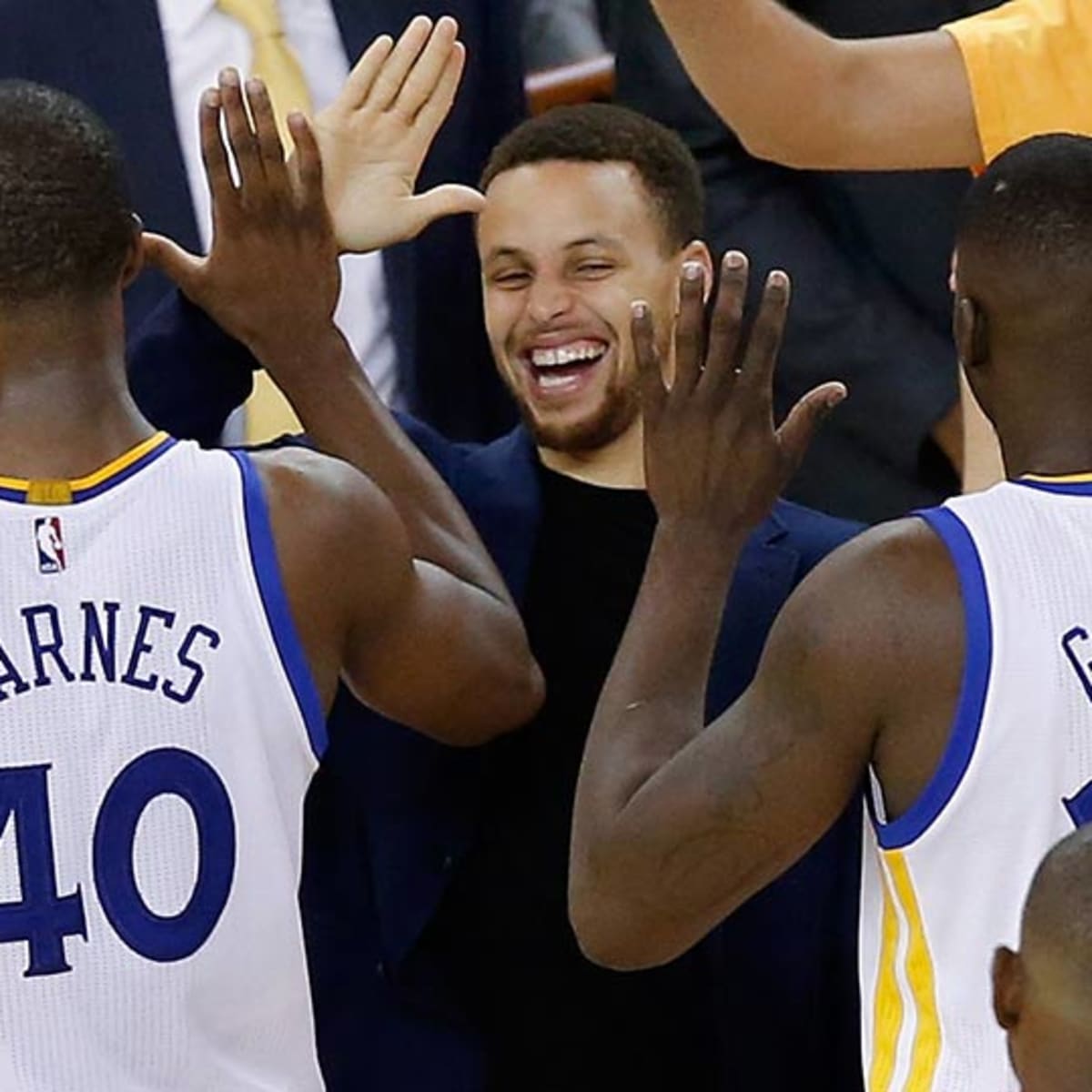 NBA Brasil - 🇧🇷 Leandro Barbosa passando orientações para Stephen Curry.  Esse é o post. #DubNation (Via: Golden State Warriors)