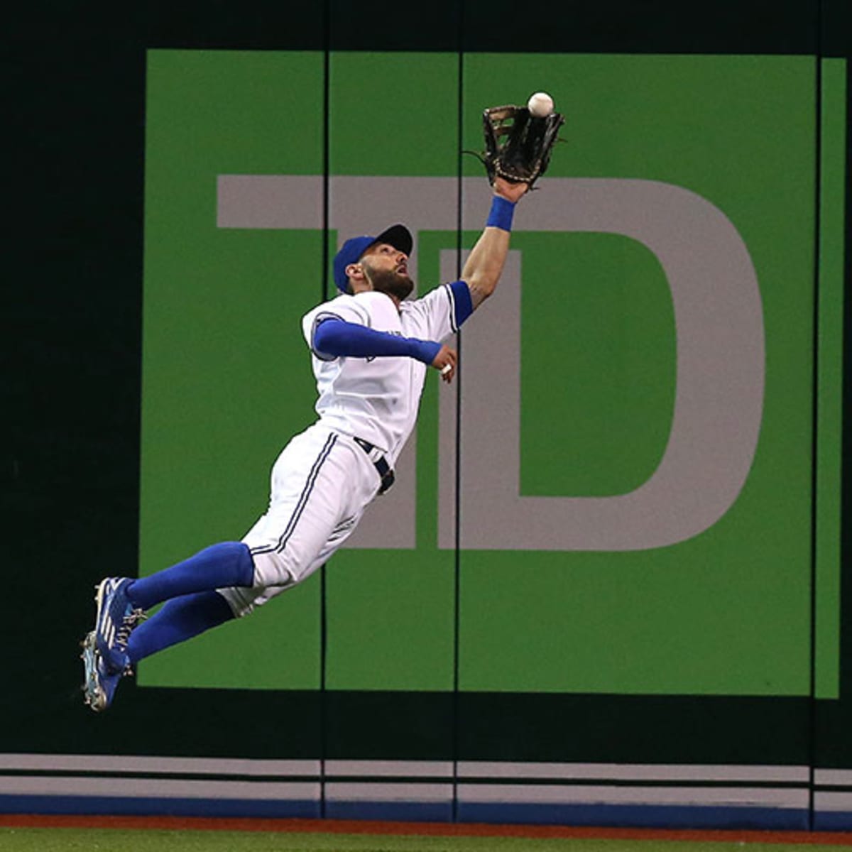 Blue Jays OF Kevin Pillar robs Miguel Sano with diving catch