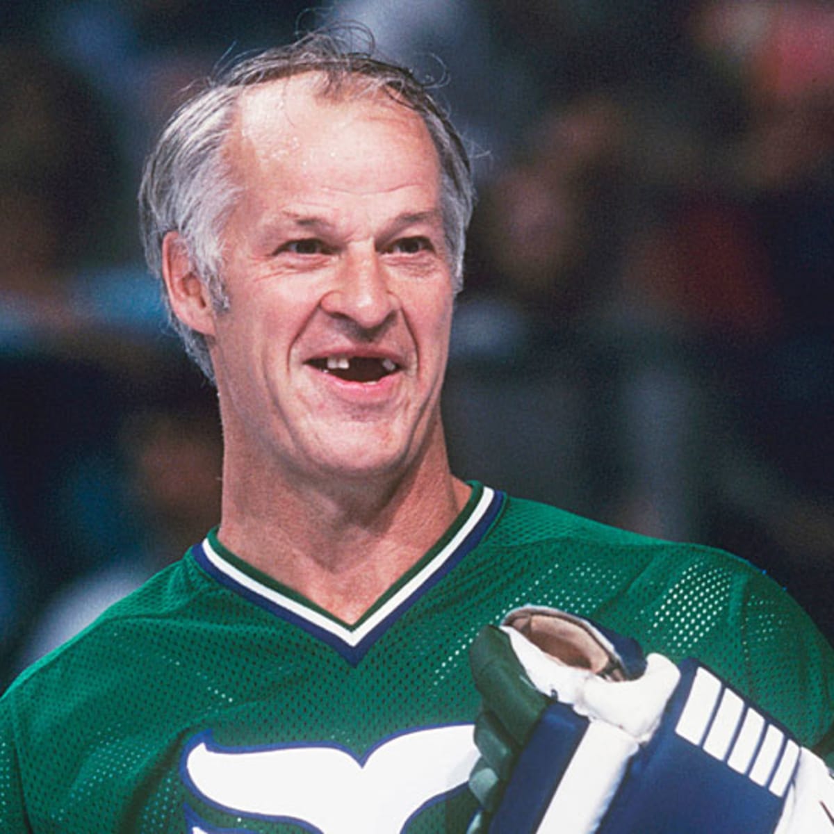 Vintage Gordie Howe photo shows off his amazing physique - The Hockey News