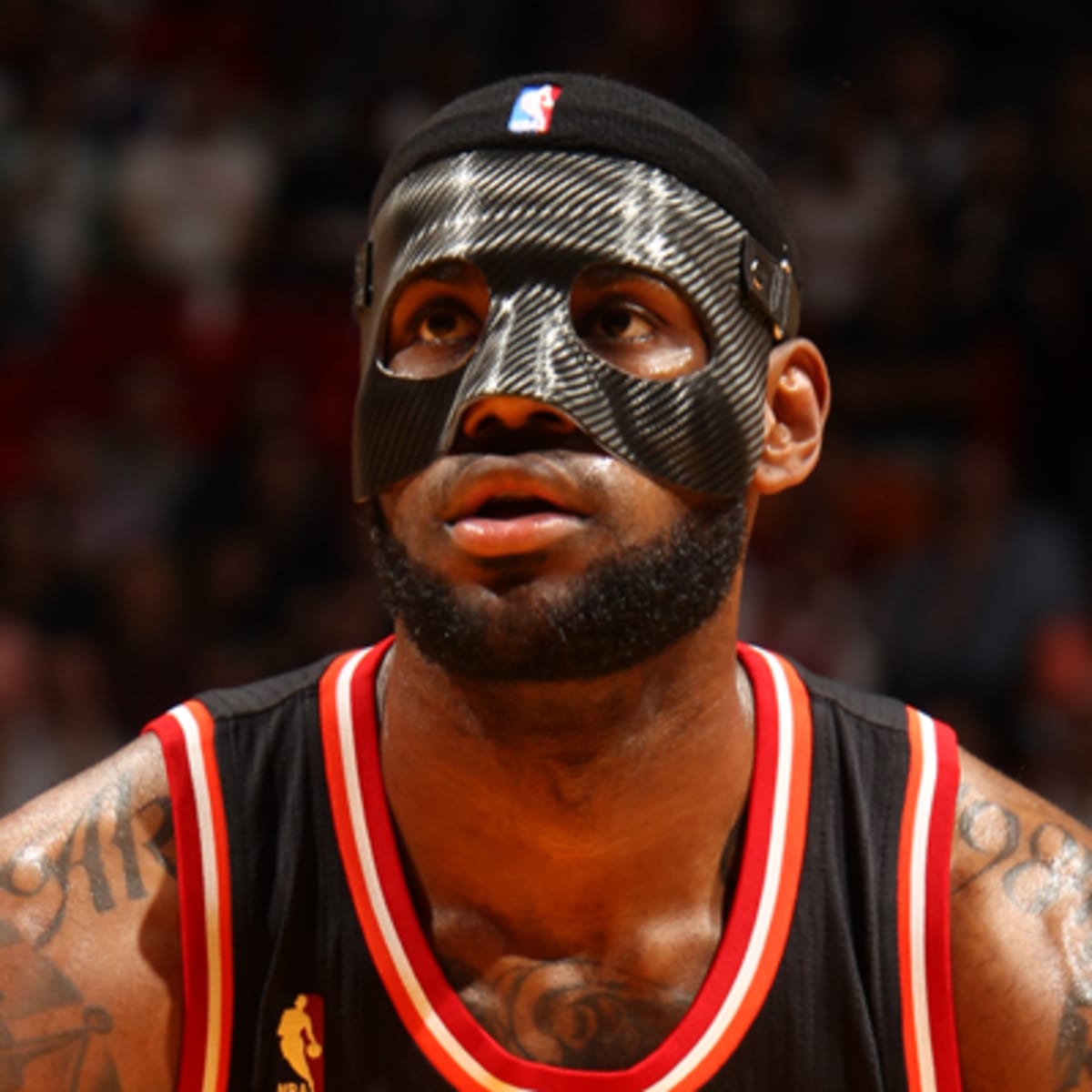 Barbermaskine ammunition fattigdom LeBron James wears black mask to cover broken nose as Heat beat Knicks -  Sports Illustrated