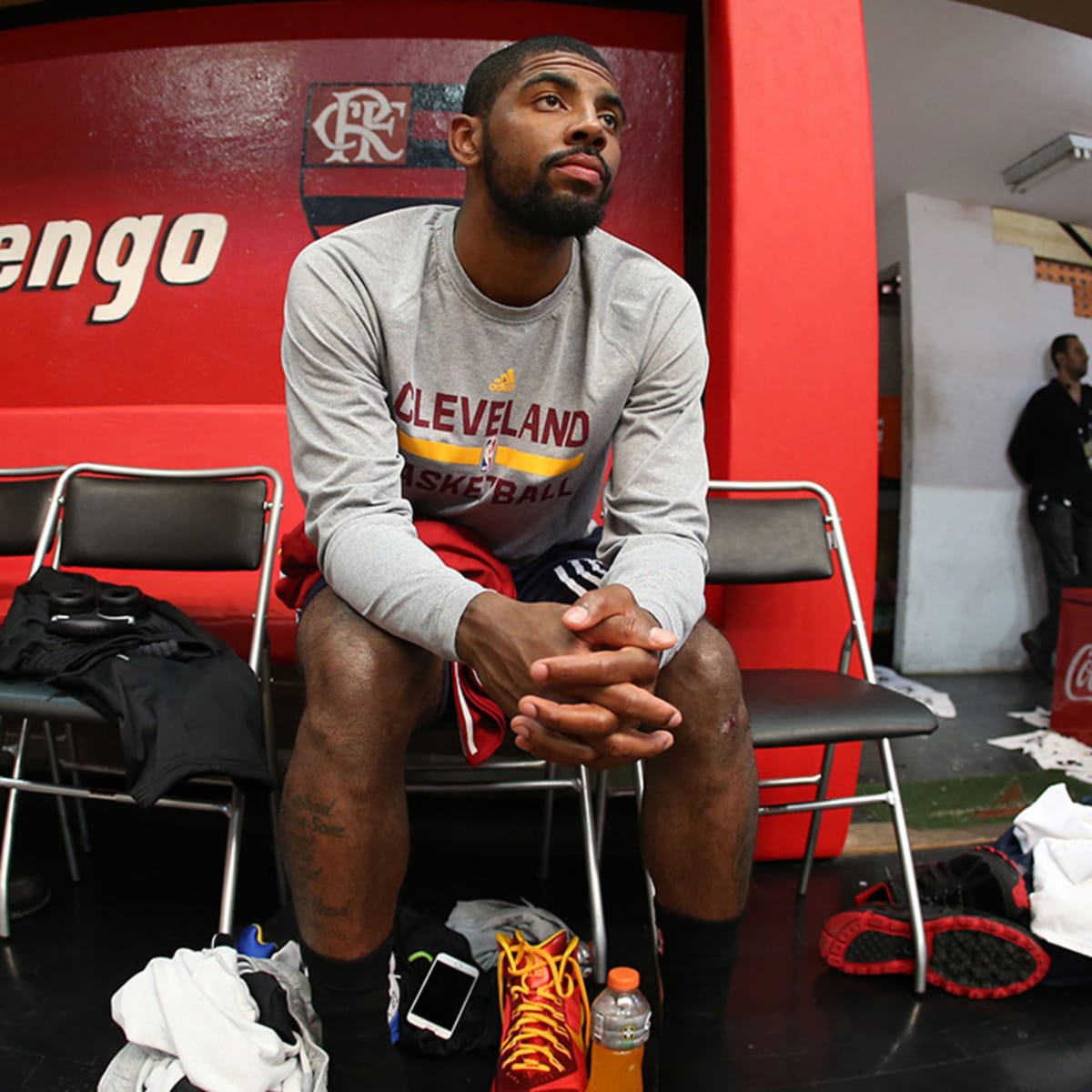 Cavs' Kyrie Irving tests knee with brace, questionable for Game 3