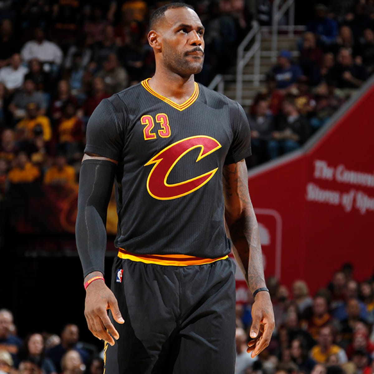 Cleveland Cavaliers: LeBron James rips jersey sleeves during game