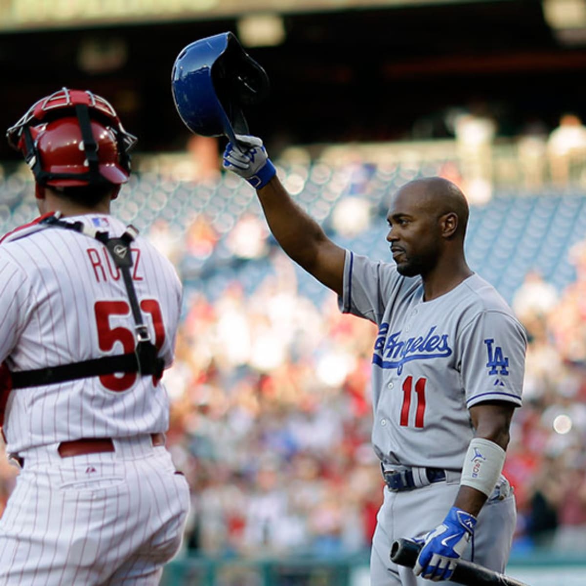 Video: Jimmy Rollins gets standing ovation in return to