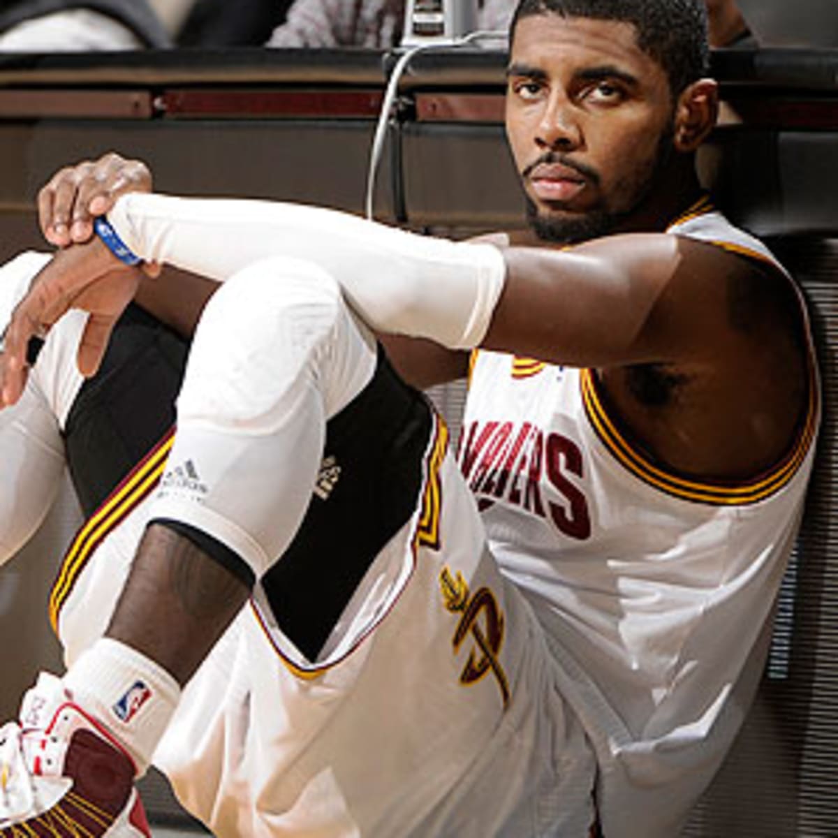 Cavs' Kyrie Irving tests knee with brace, questionable for Game 3