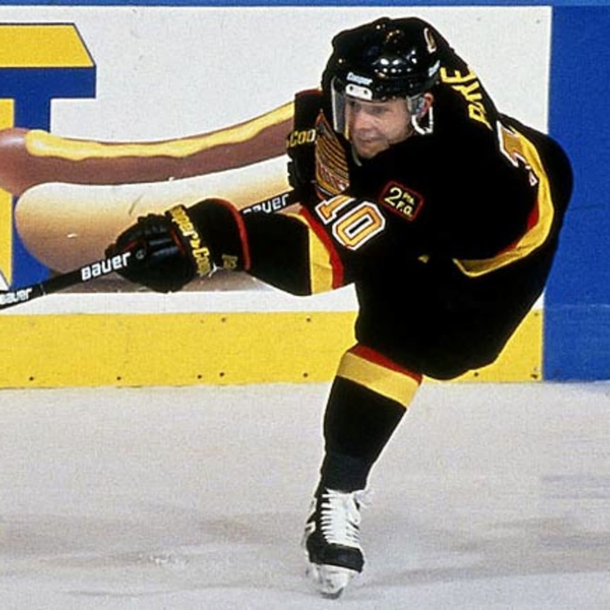 File:Pavel Bure in Canucks uniform (cropped1).jpg - Wikimedia Commons
