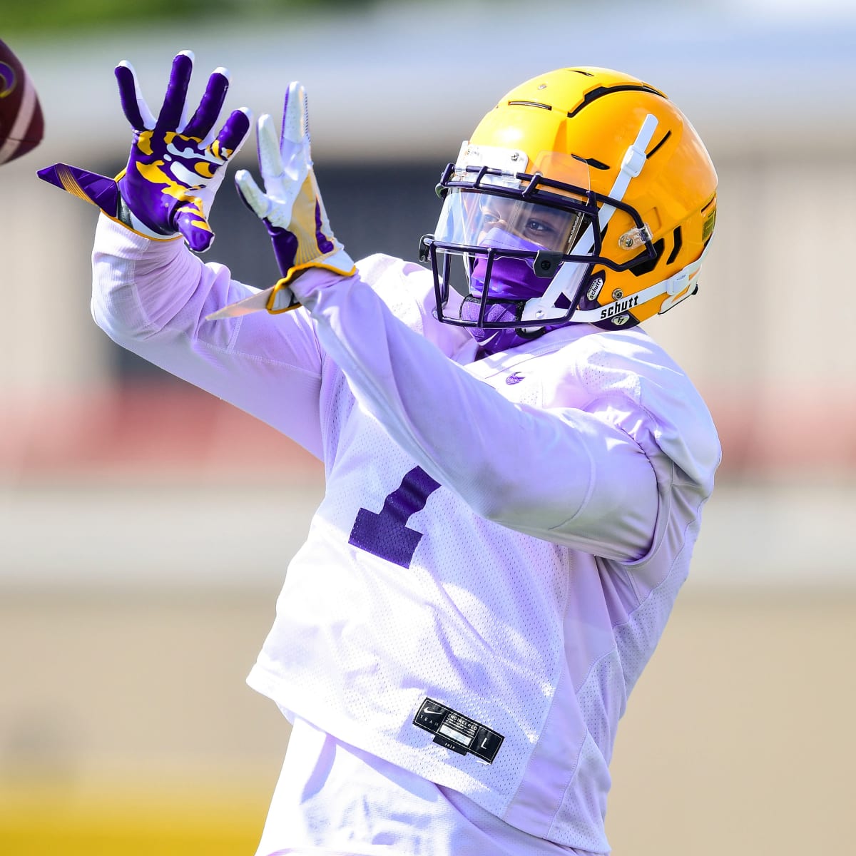 lsu gloves football