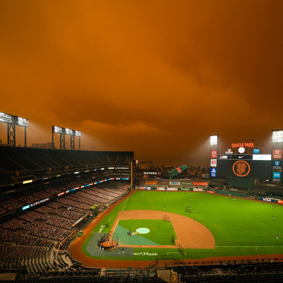 Eerie scene for Giants game as wildfire smoke engulfs Oracle Park