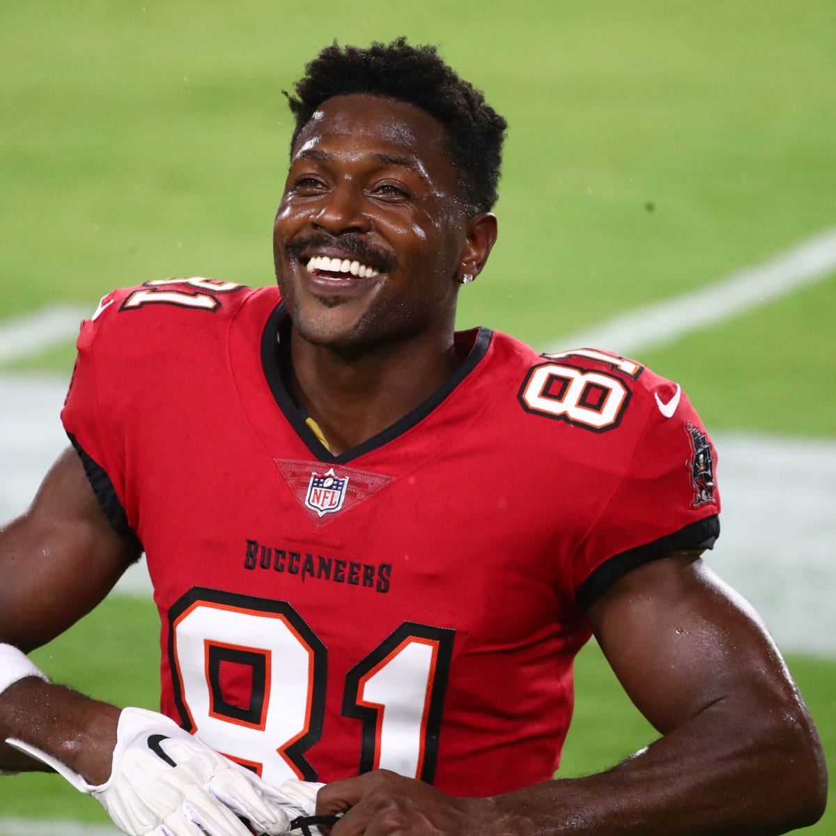 Antonio Brown Plays More Than Expected in Debut With Tampa Bay