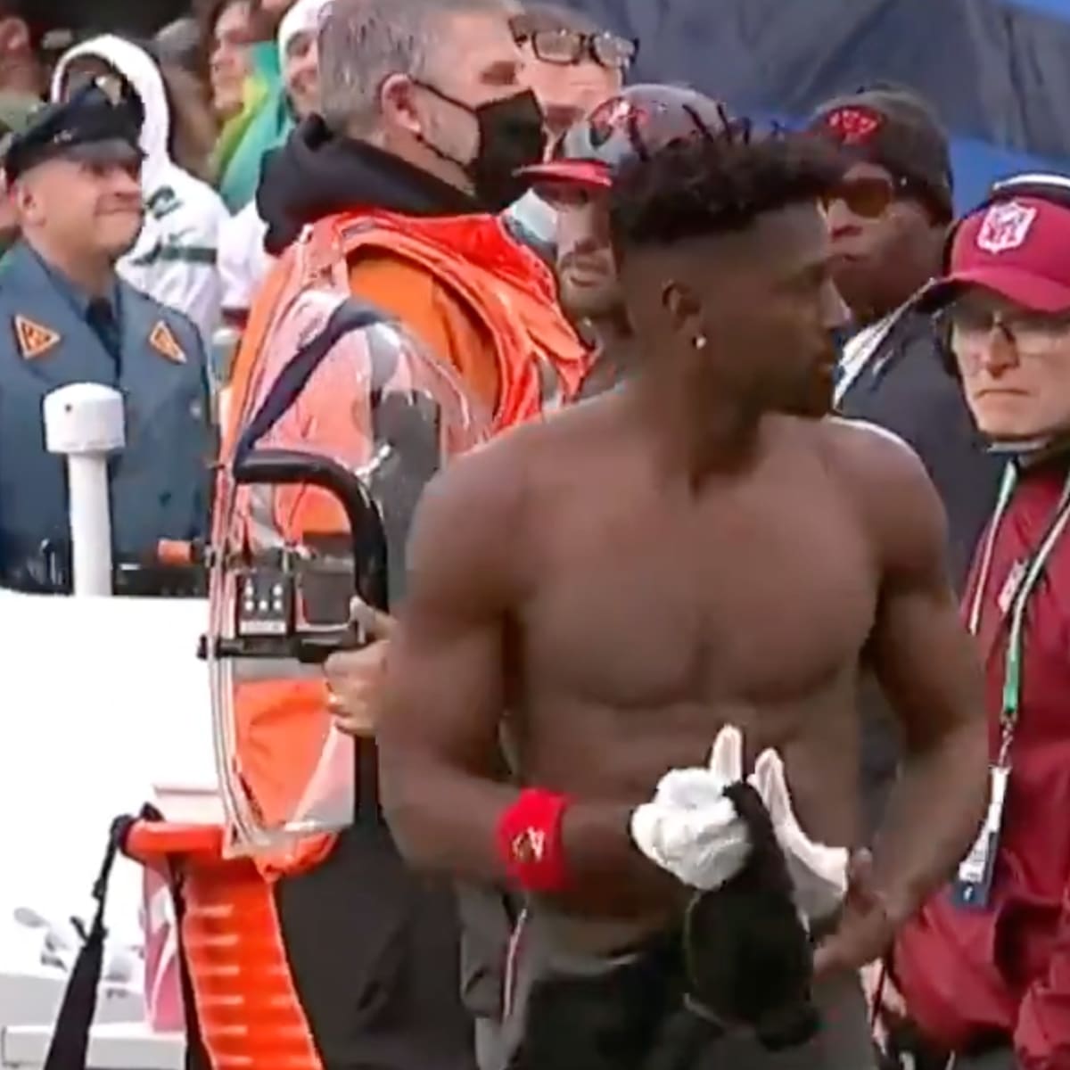 Antonio Brown rips off jersey and pads, runs shirtless off the