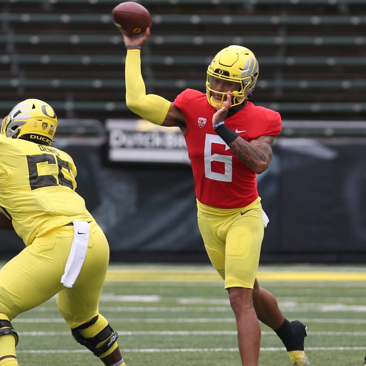 Oregon Ducks Quarterback Robby Ashford Expected To Enter Transfer Portal Sports Illustrated Oregon Ducks News Analysis And More