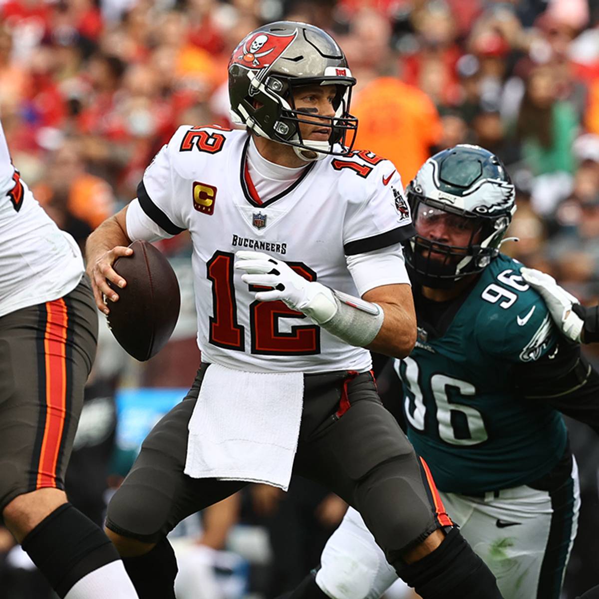 Eagles defender shoves Tom Brady during fourth quarter of wild card -  Sports Illustrated
