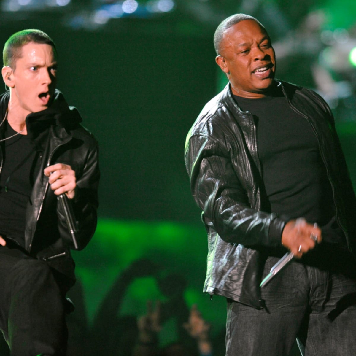 Super Bowl: Dr Dre and Eminem pack in the hits at half-time show - BBC News