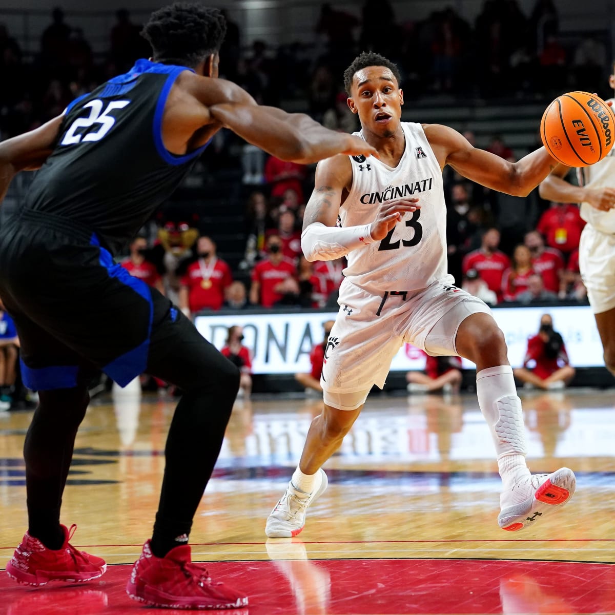 Eason Signs with Men's Basketball - University of Cincinnati Athletics