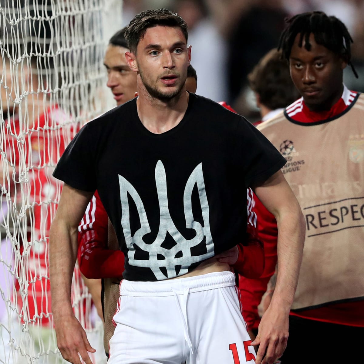 Roman Yaremchuk empata pelo Benfica e comemora mostrando o Tryzub, ímbolo  nacional e brasão de armas oficial da Ucrânia : r/futebol