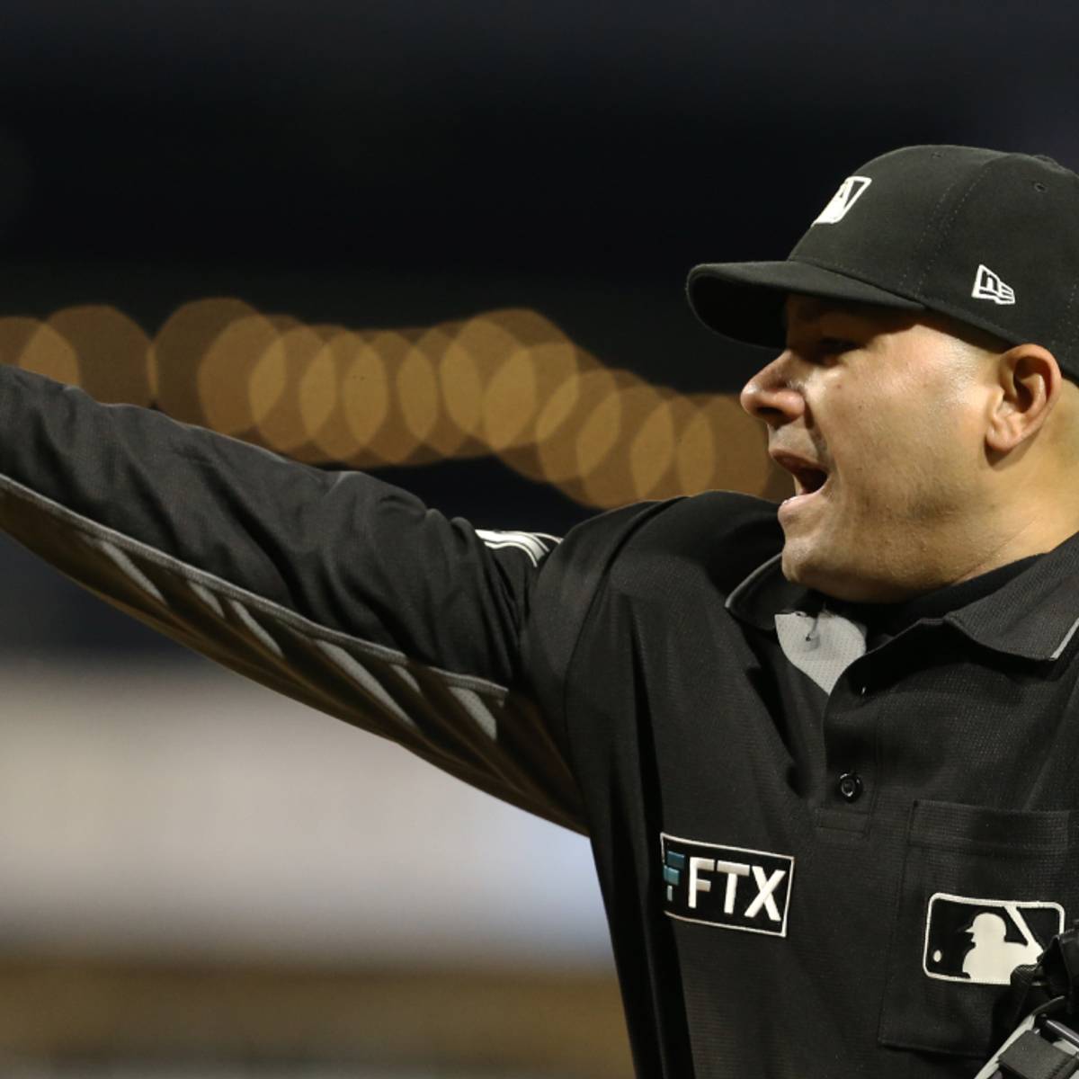 MLB umpires to use microphones to 
