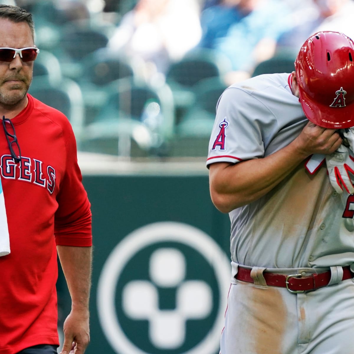 Mike Trout leaves with injury against Red Sox
