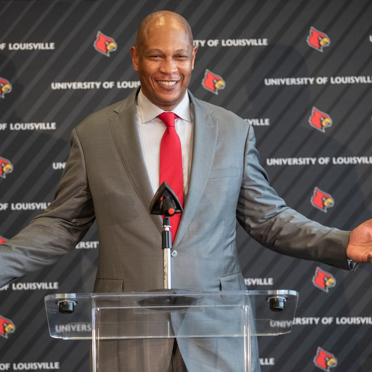 Louisville Men's Basketball Head Coach Kenny Payne 'Excited' for First  Preseason Practice - Sports Illustrated Louisville Cardinals News, Analysis  and More