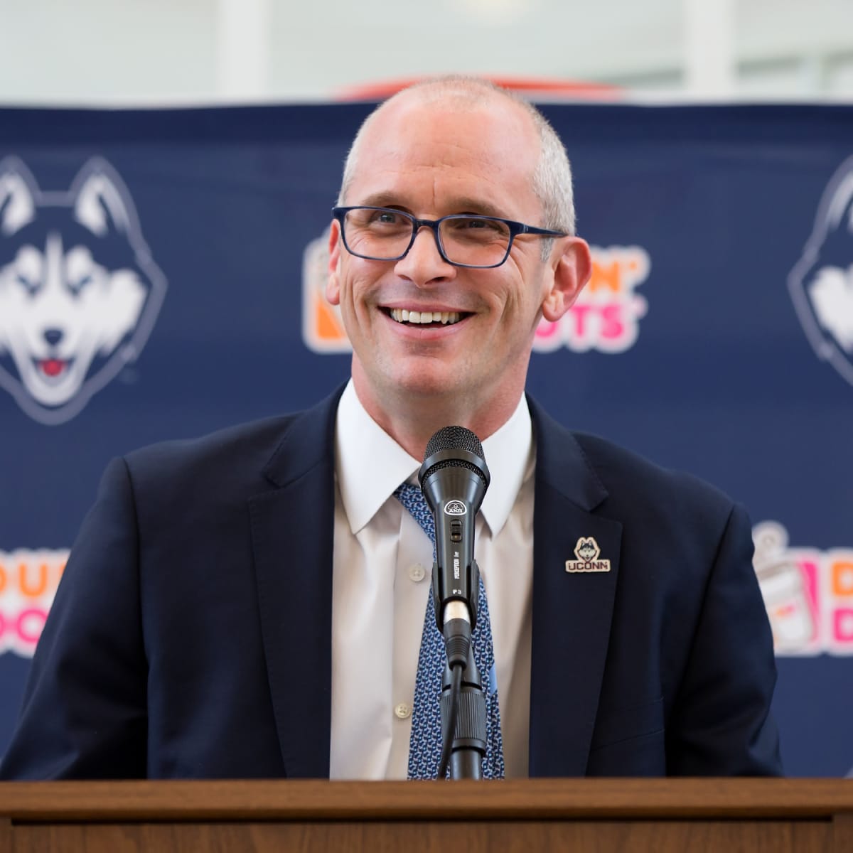 Dan Hurley Discusses Transfer Portal, “UConn Way” During Coaches Road Show  - Huskies Report