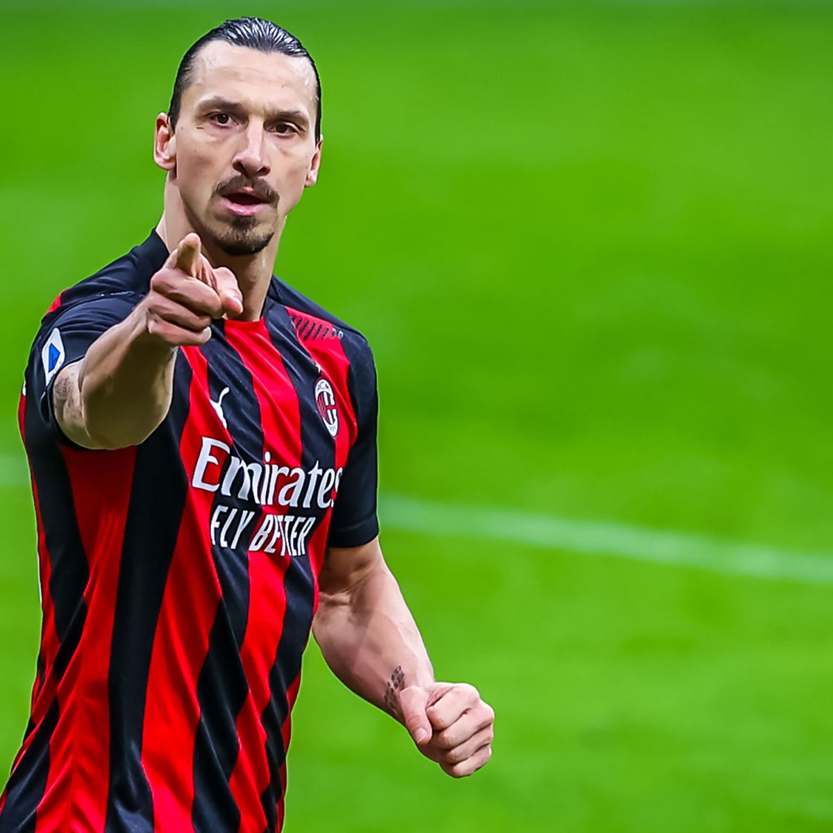 Zlatan Ibrahimovic Signs Ac Milan Extension Will Play Beyond 40 Sports Illustrated