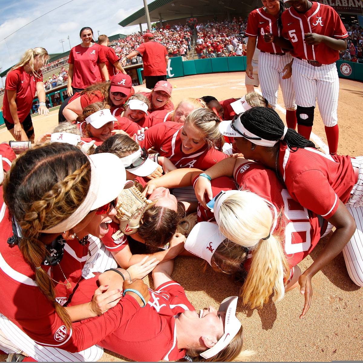 Alabama Softball Advances To Womens College World Series For 13th Time With 4 1 Win Over Kentucky Sports Illustrated Alabama Crimson Tide News Alabama Softball Advances To Womens College World Series For 13th Time With 4 1 Win Over Kentucky Sports Illustrated Alabama Crimson Tide News