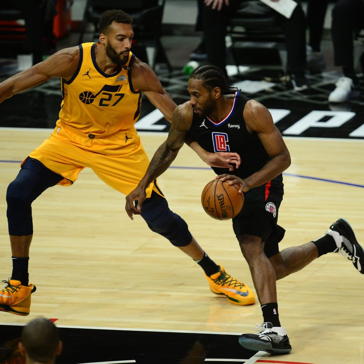 Gigante da NBA faz cantora parecer minúscula em foto antes de Clippers x Thunder - ESPN