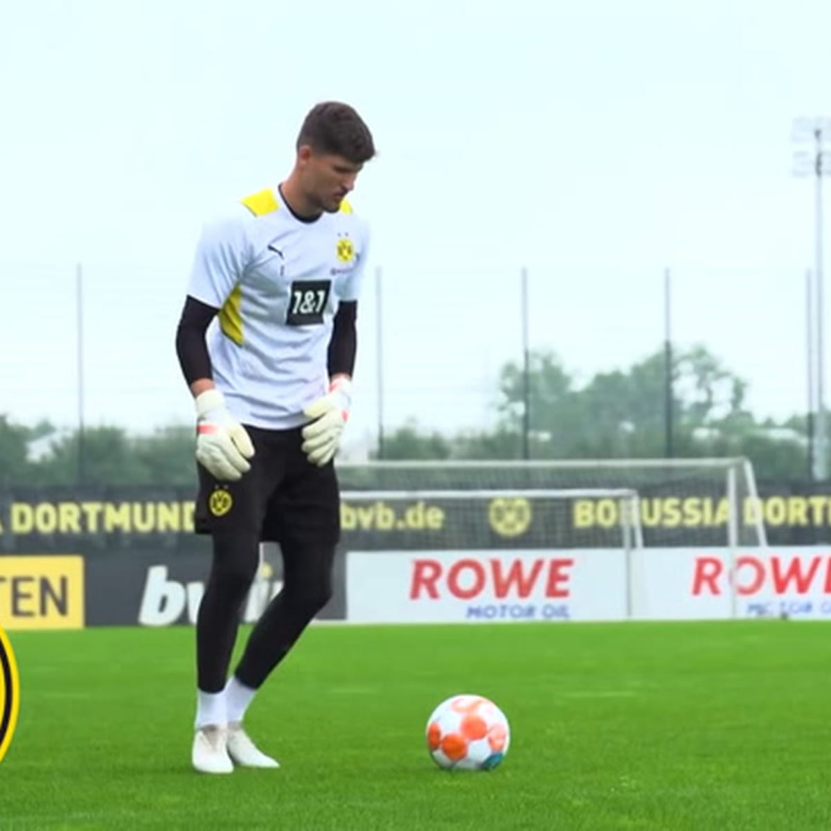 Symptomen Marty Fielding Discreet Borussia Dortmund's new signing Gregor Kobel in training - Soccer -  OneFootball on Sports Illustrated