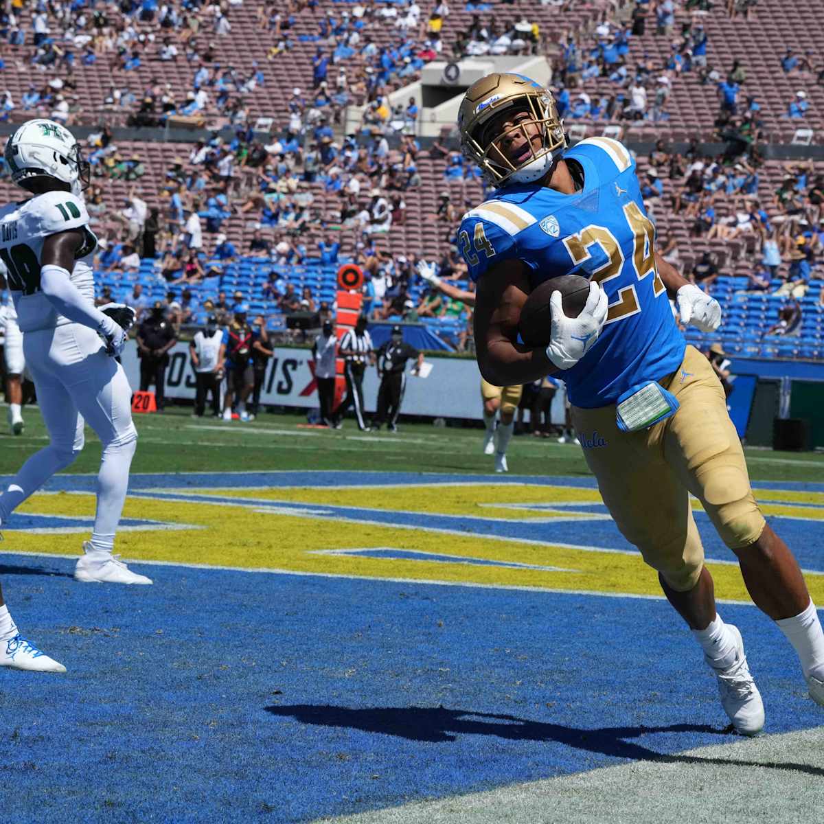 Zach Charbonnet Ucla Football Run Away With Blowout Win Over Hawaii Sports Illustrated Ucla Bruins News Analysis And More