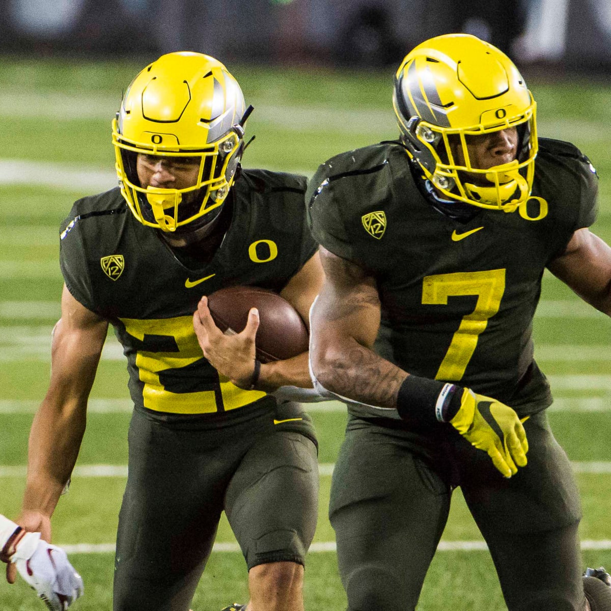 How To Watch Get Live Updates Of Oregon Football Against Fresno State Football Sports Illustrated Oregon Ducks News Analysis And More