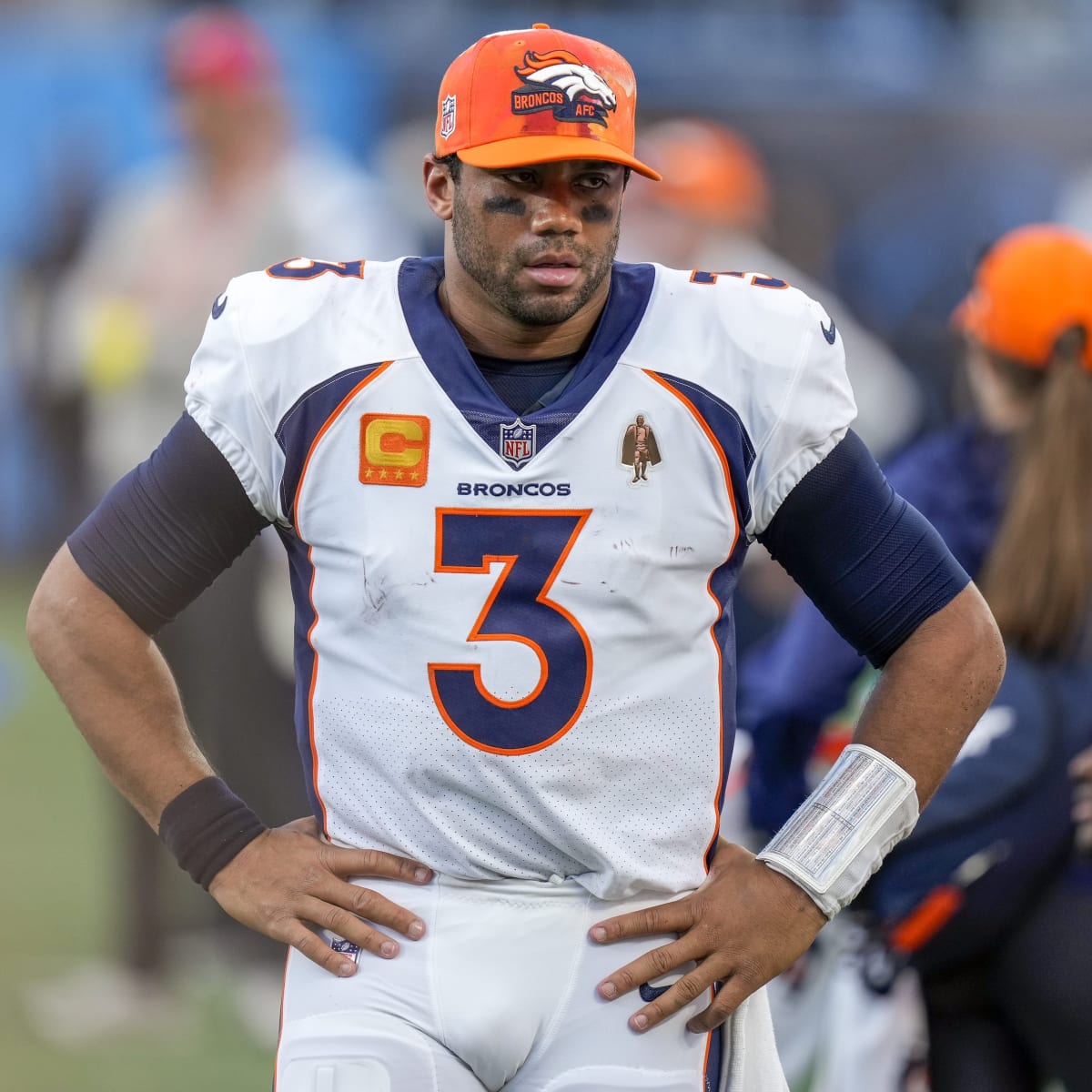 Broncos have two key players go to the locker room with trainers