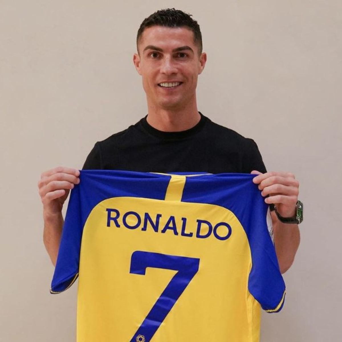 Syge person skrå Foranderlig Cristiano Ronaldo holds Al Nassr no7 jersey after contract signed - Futbol  on FanNation