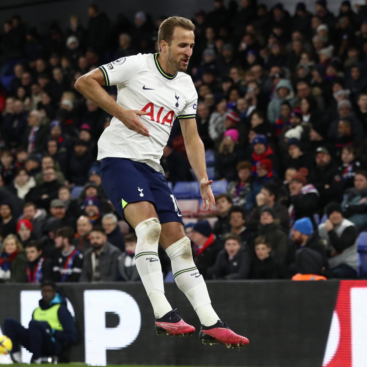 Harry Kane models new Tottenham home kit despite transfer rumors - Futbol  on FanNation