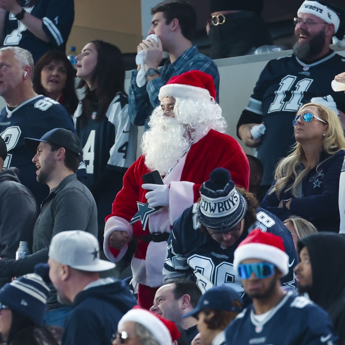 Frank Olivo, 66, substitute Santa hit with snowballs at Eagles game
